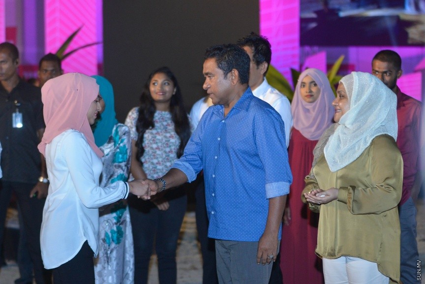 80،000 މީހުންނަށް ބޯހިޔާވަހިކަން ފޯރުކޮށްދިނުމުގެ ބޮޑު މަޝްރޫއު "ހިޔާ" އިފްތިތާހު ކުރުމުގެ ރަސްމިއްޔާތުގެ ތެރެއިން: ހުޅުމާލޭގެ ދެ ވަނަ ފިޔަވަހީގައި ކުރިއަށް ގެންދާ އެ މަޝްރޫއު އިފްތިތާހު ކޮށްދެއްވީ ރައީސް އަބްދުﷲ ޔާމީން އަދި އެމަނިކުފާނުގެ އަނބިކަނބަލުން ފާތިމަތު އިބްރާހިމް---ސަން ފޮޓޯ/ މުހައްމަދު އަފްރާހް 