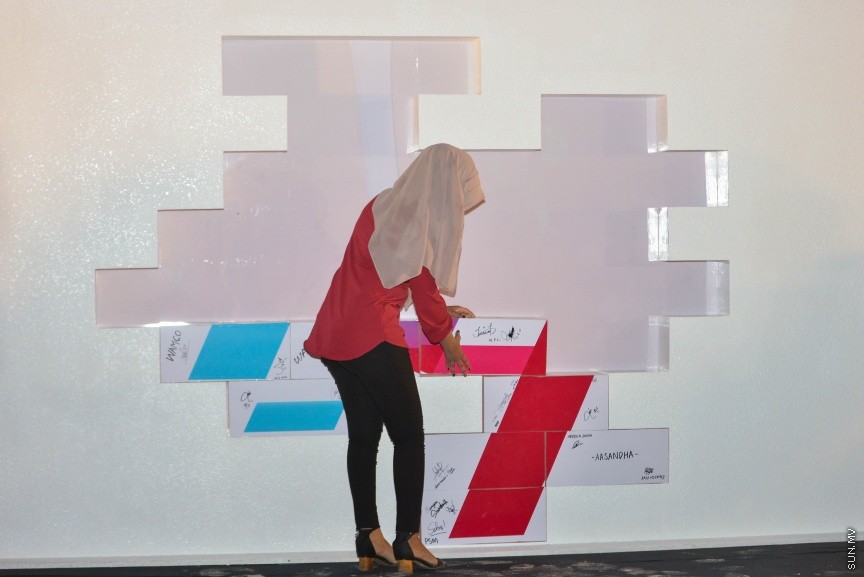 80،000 މީހުންނަށް ބޯހިޔާވަހިކަން ފޯރުކޮށްދިނުމުގެ ބޮޑު މަޝްރޫއު "ހިޔާ" އިފްތިތާހު ކުރުމުގެ ރަސްމިއްޔާތުގެ ތެރެއިން: ހުޅުމާލޭގެ ދެ ވަނަ ފިޔަވަހީގައި ކުރިއަށް ގެންދާ އެ މަޝްރޫއު އިފްތިތާހު ކޮށްދެއްވީ ރައީސް އަބްދުﷲ ޔާމީން އަދި އެމަނިކުފާނުގެ އަނބިކަނބަލުން ފާތިމަތު އިބްރާހިމް---ސަން ފޮޓޯ/ މުހައްމަދު އަފްރާހް 