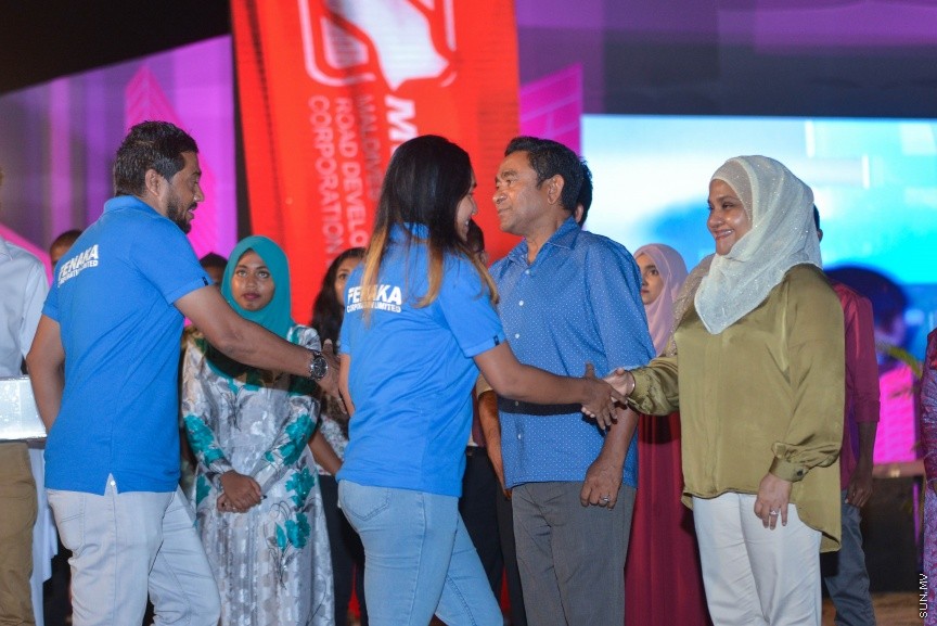 80،000 މީހުންނަށް ބޯހިޔާވަހިކަން ފޯރުކޮށްދިނުމުގެ ބޮޑު މަޝްރޫއު "ހިޔާ" އިފްތިތާހު ކުރުމުގެ ރަސްމިއްޔާތުގެ ތެރެއިން: ހުޅުމާލޭގެ ދެ ވަނަ ފިޔަވަހީގައި ކުރިއަށް ގެންދާ އެ މަޝްރޫއު އިފްތިތާހު ކޮށްދެއްވީ ރައީސް އަބްދުﷲ ޔާމީން އަދި އެމަނިކުފާނުގެ އަނބިކަނބަލުން ފާތިމަތު އިބްރާހިމް---ސަން ފޮޓޯ/ މުހައްމަދު އަފްރާހް 