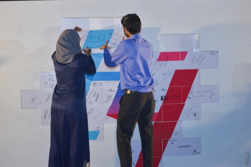 80،000 މީހުންނަށް ބޯހިޔާވަހިކަން ފޯރުކޮށްދިނުމުގެ ބޮޑު މަޝްރޫއު "ހިޔާ" އިފްތިތާހު ކުރުމުގެ ރަސްމިއްޔާތުގެ ތެރެއިން: ހުޅުމާލޭގެ ދެ ވަނަ ފިޔަވަހީގައި ކުރިއަށް ގެންދާ އެ މަޝްރޫއު އިފްތިތާހު ކޮށްދެއްވީ ރައީސް އަބްދުﷲ ޔާމީން އަދި އެމަނިކުފާނުގެ އަނބިކަނބަލުން ފާތިމަތު އިބްރާހިމް---ސަން ފޮޓޯ/ މުހައްމަދު އަފްރާހް 