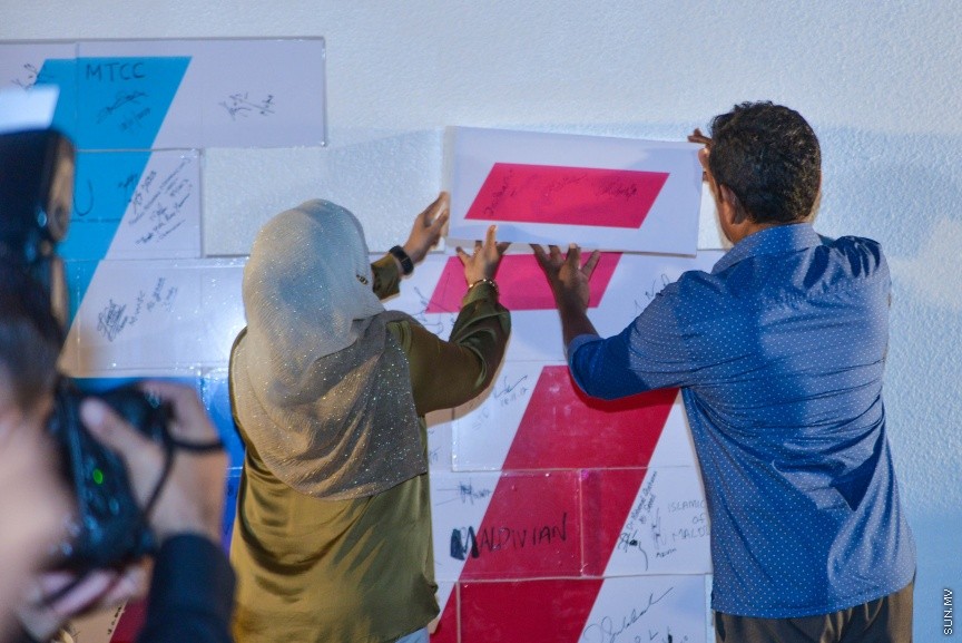 80،000 މީހުންނަށް ބޯހިޔާވަހިކަން ފޯރުކޮށްދިނުމުގެ ބޮޑު މަޝްރޫއު "ހިޔާ" އިފްތިތާހު ކުރުމުގެ ރަސްމިއްޔާތުގެ ތެރެއިން: ހުޅުމާލޭގެ ދެ ވަނަ ފިޔަވަހީގައި ކުރިއަށް ގެންދާ އެ މަޝްރޫއު އިފްތިތާހު ކޮށްދެއްވީ ރައީސް އަބްދުﷲ ޔާމީން އަދި އެމަނިކުފާނުގެ އަނބިކަނބަލުން ފާތިމަތު އިބްރާހިމް---ސަން ފޮޓޯ/ މުހައްމަދު އަފްރާހް 