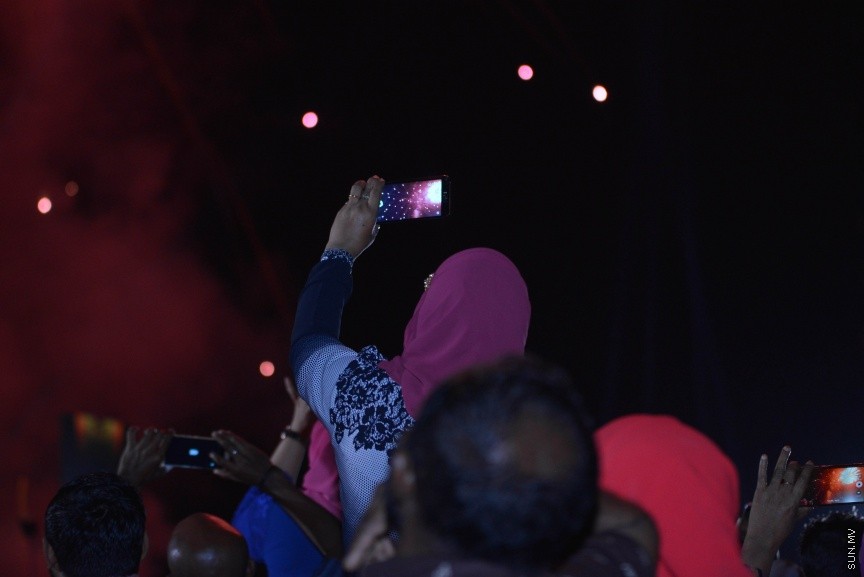 80،000 މީހުންނަށް ބޯހިޔާވަހިކަން ފޯރުކޮށްދިނުމުގެ ބޮޑު މަޝްރޫއު "ހިޔާ" އިފްތިތާހު ކުރުމުގެ ރަސްމިއްޔާތުގެ ތެރެއިން: ހުޅުމާލޭގެ ދެ ވަނަ ފިޔަވަހީގައި ކުރިއަށް ގެންދާ އެ މަޝްރޫއު އިފްތިތާހު ކޮށްދެއްވީ ރައީސް އަބްދުﷲ ޔާމީން އަދި އެމަނިކުފާނުގެ އަނބިކަނބަލުން ފާތިމަތު އިބްރާހިމް---ސަން ފޮޓޯ/ މުހައްމަދު އަފްރާހް 