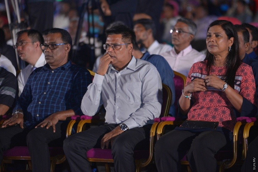 80،000 މީހުންނަށް ބޯހިޔާވަހިކަން ފޯރުކޮށްދިނުމުގެ ބޮޑު މަޝްރޫއު "ހިޔާ" އިފްތިތާހު ކުރުމުގެ ރަސްމިއްޔާތުގެ ތެރެއިން: ހުޅުމާލޭގެ ދެ ވަނަ ފިޔަވަހީގައި ކުރިއަށް ގެންދާ އެ މަޝްރޫއު އިފްތިތާހު ކޮށްދެއްވީ ރައީސް އަބްދުﷲ ޔާމީން އަދި އެމަނިކުފާނުގެ އަނބިކަނބަލުން ފާތިމަތު އިބްރާހިމް---ސަން ފޮޓޯ/ މުހައްމަދު އަފްރާހް 