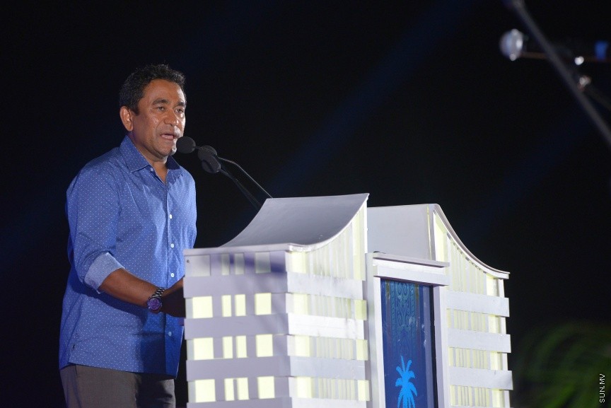 80،000 މީހުންނަށް ބޯހިޔާވަހިކަން ފޯރުކޮށްދިނުމުގެ ބޮޑު މަޝްރޫއު "ހިޔާ" އިފްތިތާހު ކުރުމުގެ ރަސްމިއްޔާތުގެ ތެރެއިން: ހުޅުމާލޭގެ ދެ ވަނަ ފިޔަވަހީގައި ކުރިއަށް ގެންދާ އެ މަޝްރޫއު އިފްތިތާހު ކޮށްދެއްވީ ރައީސް އަބްދުﷲ ޔާމީން އަދި އެމަނިކުފާނުގެ އަނބިކަނބަލުން ފާތިމަތު އިބްރާހިމް---ސަން ފޮޓޯ/ މުހައްމަދު އަފްރާހް 