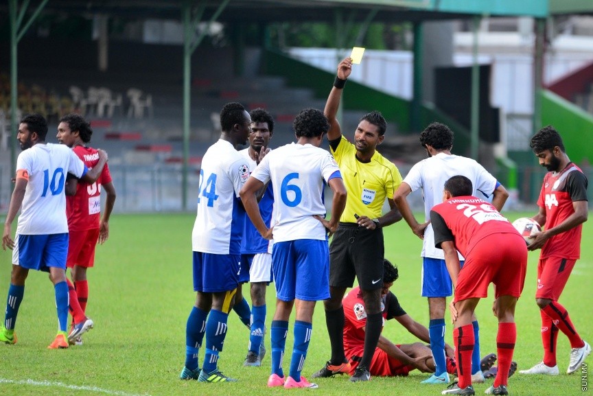 އުރީދޫ ދިވެހި ޕްރިމިއަރލީގުގައި ގދ.ތިނަދޫ އާއި އއ. މާޅޮސް ބައްދަލު ކުރި މެޗުގެ ތެރެއިން:  1-2 ގެ ނަތީޖާ އަކުން ކާމިޔާބު ކޮށް ތިނަދޫ އިން ވަނީ ލީގުގެ ހަތަރު ވަނަ މަގާމަށް ޖެހިލާފައި---ސަން ފޮޓޯ/ މުހައްމަދު އަފްރާހް 