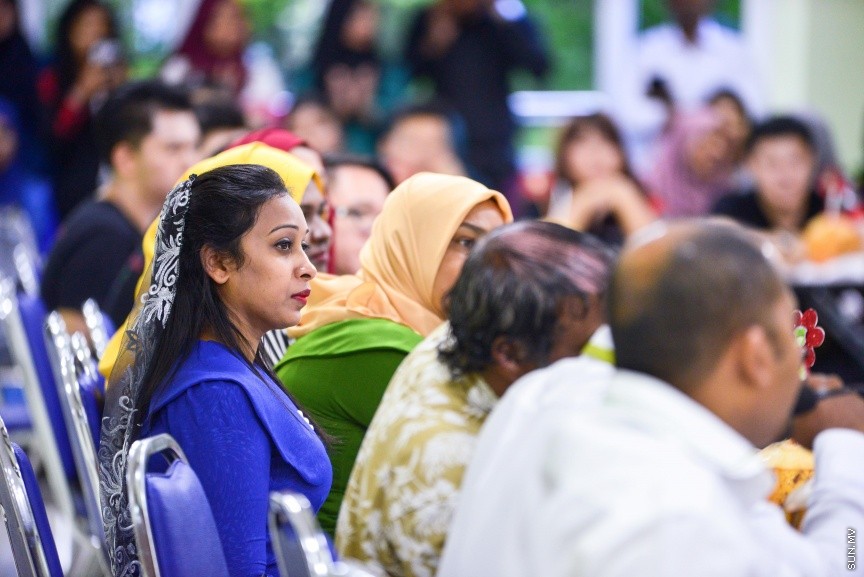 ތައިލެންޑްގެ ޔުނިވާރސިޓީ އޮފް ތައި ޗެމްބަރ އޮފް ކޮމާސް (ޔޫޓީސީސީ)ގެ ބިޒްނަސް ފެކަލްޓީގެ 25 ދަރިވަރަކު ނޮވެމްބަރ 20، 2017 ވަނަ ދުވަހު އެވިޑް ކޮލެޖަށް ޒިޔާރަތްކުރުން -- ސަން ފޮޓޯ/ ފަޔާޒު މޫސާ