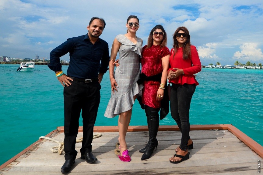 މަޓާޓޯ ޓްރެވަލް އެވޯޑްސްގެ ގާލާ ނައިޓުގެ ހާއްސަ މެހެމާނެއްގެ ގޮތުގައި ބައިވެރިވުމަށް ބޮލީވުޑްގެ އެކްޓްރެސް އުރުވަޝީ ރައުޓެލާ ރާއްޖެ އައުން: ރާއްޖޭގެ ރީތިކަން ބަލާލައި ރާއްޖޭގެ ސަގާފަތް ތަޖުރިބާކޮށްލަން ކެތްމަދުވެފައި ހުރިކަމަށް އުރުވަޝީ ރައުޓެލާ މިއަދު ސަން އަށް ދިން އިނަޓަވިއުއެއްގައި ވަނީ ބުނެފަ---ސަން ފޮޓޯ/ މުހައްމަދު އަފްރާހް 