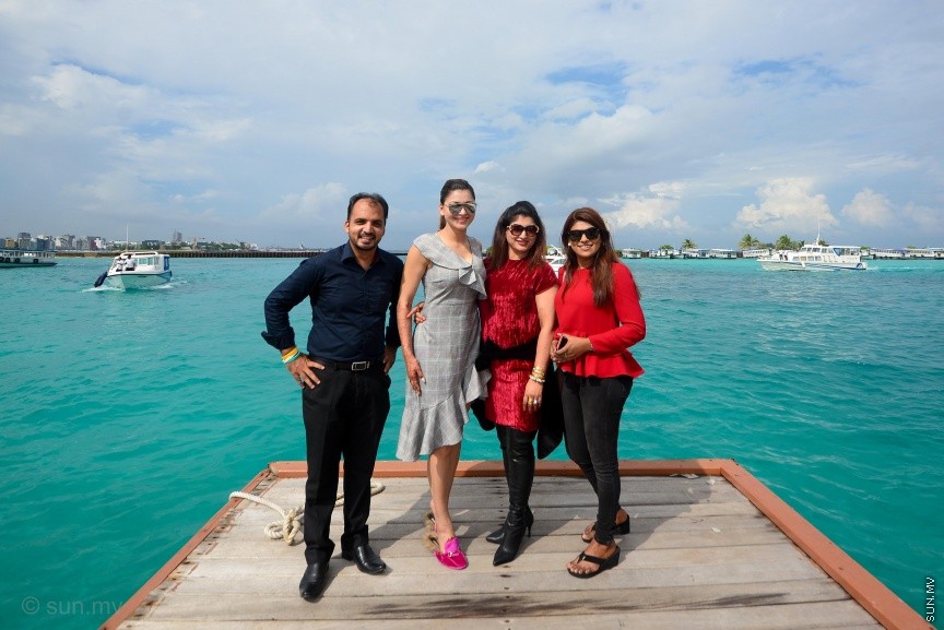 މަޓާޓޯ ޓްރެވަލް އެވޯޑްސްގެ ގާލާ ނައިޓުގެ ހާއްސަ މެހެމާނެއްގެ ގޮތުގައި ބައިވެރިވުމަށް ބޮލީވުޑްގެ އެކްޓްރެސް އުރުވަޝީ ރައުޓެލާ ރާއްޖެ އައުން: ރާއްޖޭގެ ރީތިކަން ބަލާލައި ރާއްޖޭގެ ސަގާފަތް ތަޖުރިބާކޮށްލަން ކެތްމަދުވެފައި ހުރިކަމަށް އުރުވަޝީ ރައުޓެލާ މިއަދު ސަން އަށް ދިން އިނަޓަވިއުއެއްގައި ވަނީ ބުނެފަ---ސަން ފޮޓޯ/ މުހައްމަދު އަފްރާހް 