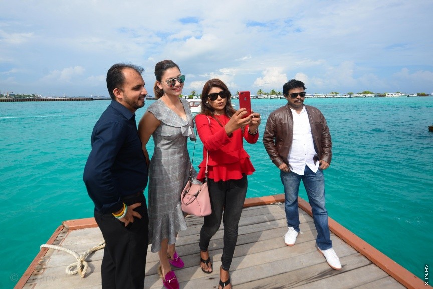 މަޓާޓޯ ޓްރެވަލް އެވޯޑްސްގެ ގާލާ ނައިޓުގެ ހާއްސަ މެހެމާނެއްގެ ގޮތުގައި ބައިވެރިވުމަށް ބޮލީވުޑްގެ އެކްޓްރެސް އުރުވަޝީ ރައުޓެލާ ރާއްޖެ އައުން: ރާއްޖޭގެ ރީތިކަން ބަލާލައި ރާއްޖޭގެ ސަގާފަތް ތަޖުރިބާކޮށްލަން ކެތްމަދުވެފައި ހުރިކަމަށް އުރުވަޝީ ރައުޓެލާ މިއަދު ސަން އަށް ދިން އިނަޓަވިއުއެއްގައި ވަނީ ބުނެފަ---ސަން ފޮޓޯ/ މުހައްމަދު އަފްރާހް 
