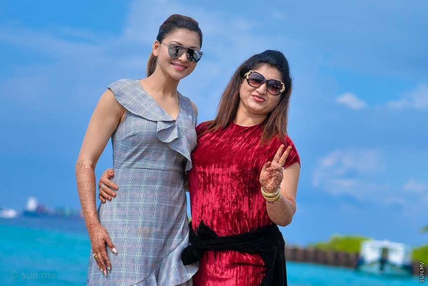 މަޓާޓޯ ޓްރެވަލް އެވޯޑްސްގެ ގާލާ ނައިޓުގެ ހާއްސަ މެހެމާނެއްގެ ގޮތުގައި ބައިވެރިވުމަށް ބޮލީވުޑްގެ އެކްޓްރެސް އުރުވަޝީ ރައުޓެލާ ރާއްޖެ އައުން: ރާއްޖޭގެ ރީތިކަން ބަލާލައި ރާއްޖޭގެ ސަގާފަތް ތަޖުރިބާކޮށްލަން ކެތްމަދުވެފައި ހުރިކަމަށް އުރުވަޝީ ރައުޓެލާ މިއަދު ސަން އަށް ދިން އިނަޓަވިއުއެއްގައި ވަނީ ބުނެފަ---ސަން ފޮޓޯ/ މުހައްމަދު އަފްރާހް 