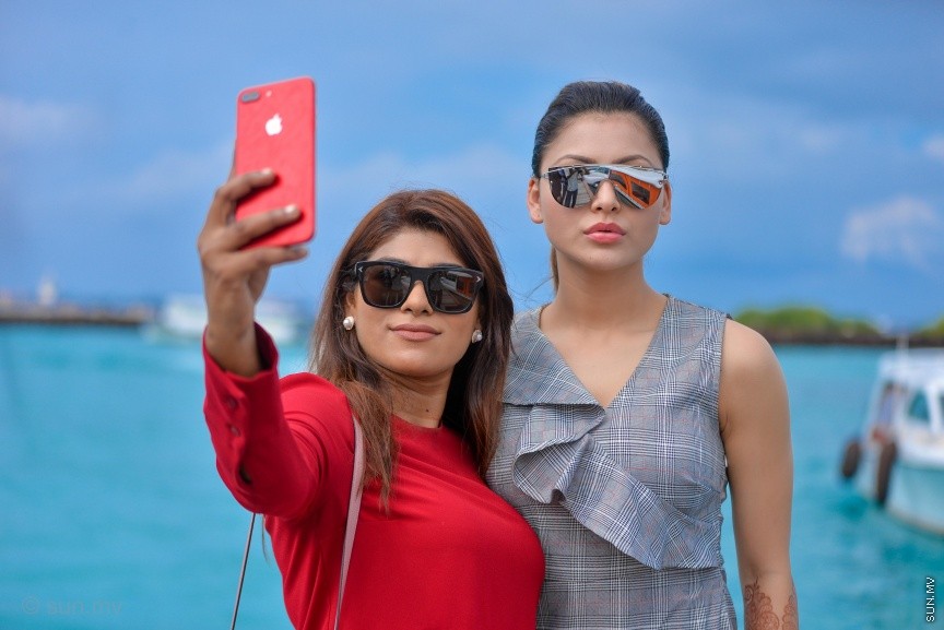 މަޓާޓޯ ޓްރެވަލް އެވޯޑްސްގެ ގާލާ ނައިޓުގެ ހާއްސަ މެހެމާނެއްގެ ގޮތުގައި ބައިވެރިވުމަށް ބޮލީވުޑްގެ އެކްޓްރެސް އުރުވަޝީ ރައުޓެލާ ރާއްޖެ އައުން: ރާއްޖޭގެ ރީތިކަން ބަލާލައި ރާއްޖޭގެ ސަގާފަތް ތަޖުރިބާކޮށްލަން ކެތްމަދުވެފައި ހުރިކަމަށް އުރުވަޝީ ރައުޓެލާ މިއަދު ސަން އަށް ދިން އިނަޓަވިއުއެއްގައި ވަނީ ބުނެފަ---ސަން ފޮޓޯ/ މުހައްމަދު އަފްރާހް 