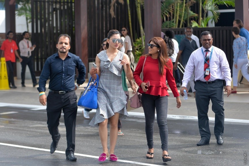 މަޓާޓޯ ޓްރެވަލް އެވޯޑްސްގެ ގާލާ ނައިޓުގެ ހާއްސަ މެހެމާނެއްގެ ގޮތުގައި ބައިވެރިވުމަށް ބޮލީވުޑްގެ އެކްޓްރެސް އުރުވަޝީ ރައުޓެލާ ރާއްޖެ އައުން: ރާއްޖޭގެ ރީތިކަން ބަލާލައި ރާއްޖޭގެ ސަގާފަތް ތަޖުރިބާކޮށްލަން ކެތްމަދުވެފައި ހުރިކަމަށް އުރުވަޝީ ރައުޓެލާ މިއަދު ސަން އަށް ދިން އިނަޓަވިއުއެއްގައި ވަނީ ބުނެފަ---ސަން ފޮޓޯ/ މުހައްމަދު އަފްރާހް 