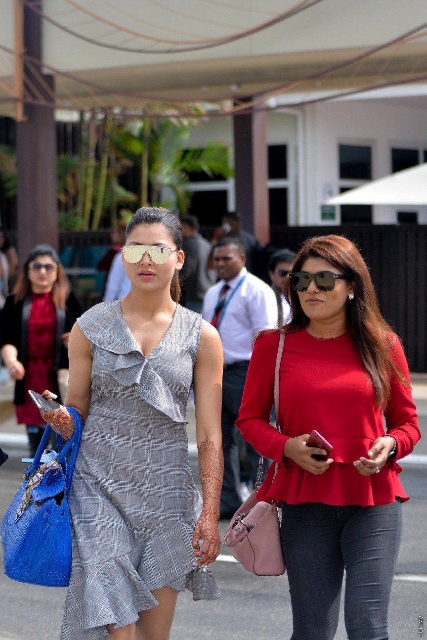 މަޓާޓޯ ޓްރެވަލް އެވޯޑްސްގެ ގާލާ ނައިޓުގެ ހާއްސަ މެހެމާނެއްގެ ގޮތުގައި ބައިވެރިވުމަށް ބޮލީވުޑްގެ އެކްޓްރެސް އުރުވަޝީ ރައުޓެލާ ރާއްޖެ އައުން: ރާއްޖޭގެ ރީތިކަން ބަލާލައި ރާއްޖޭގެ ސަގާފަތް ތަޖުރިބާކޮށްލަން ކެތްމަދުވެފައި ހުރިކަމަށް އުރުވަޝީ ރައުޓެލާ މިއަދު ސަން އަށް ދިން އިނަޓަވިއުއެއްގައި ވަނީ ބުނެފަ---ސަން ފޮޓޯ/ މުހައްމަދު އަފްރާހް 