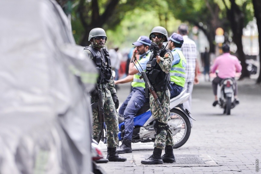 ނޮވެމްބަރ 23، 2017: ހަތިޔާރާއި ގޮވާތަކެތި ބޭނުން ކޮށްގެން ރާއްޖޭގެ ދިފާއީ ބާރު އެމްއެންޑީއެފްއިން ކޮންމެ އަހަރަކު ހިންގާ އަސްކަރީ ތަމްރީން، "ރަންނަމާރި ހަންޓް"ގެ ތެރެއިން -- ސަން ފޮޓޯ/ ފަޔާޒު މޫސާ