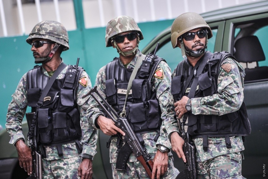 ނޮވެމްބަރ 23، 2017: ހަތިޔާރާއި ގޮވާތަކެތި ބޭނުން ކޮށްގެން ރާއްޖޭގެ ދިފާއީ ބާރު އެމްއެންޑީއެފްއިން ކޮންމެ އަހަރަކު ހިންގާ އަސްކަރީ ތަމްރީން، "ރަންނަމާރި ހަންޓް"ގެ ތެރެއިން -- ސަން ފޮޓޯ/ ފަޔާޒު މޫސާ
