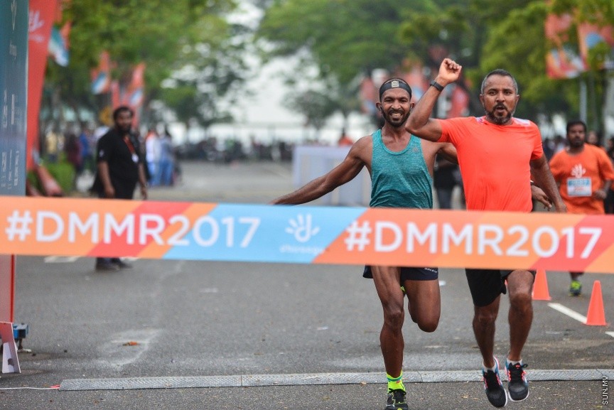ނޮޮވެމްބަރ 24، 2017: ދިރާގު މޯލްޑިވްސް ރޯޑް ރޭސްގެ ތެރެއިން -- ސަން ފޮޓޯ/ ފަޔާޒު މޫސާ