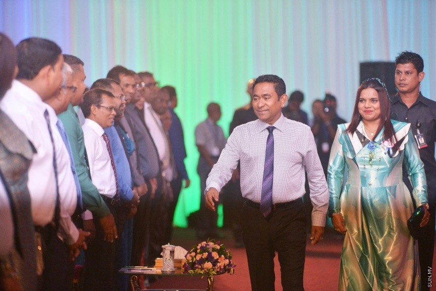 ނޮވެމްބަރ 26، 2017: ޒުވާނުންގެ ދުވަހާ ގުޅިގެން، ޒުވާނުންގެ އެވޯޑު ދިނުމަށް ދަރުބާރުގޭގައި ބޭއްވި ހަފްލާގެ ތެރެއިން -- ސަން ފޮޓޯ/ ފަޔާޒު މޫސާ