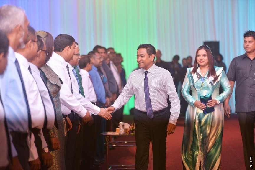 ނޮވެމްބަރ 26، 2017: ޒުވާނުންގެ ދުވަހާ ގުޅިގެން، ޒުވާނުންގެ އެވޯޑު ދިނުމަށް ދަރުބާރުގޭގައި ބޭއްވި ހަފްލާގެ ތެރެއިން -- ސަން ފޮޓޯ/ ފަޔާޒު މޫސާ