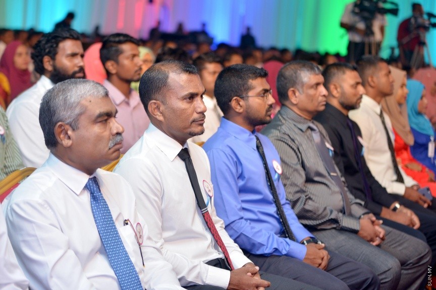 ނޮވެމްބަރ 26، 2017: ޒުވާނުންގެ ދުވަހާ ގުޅިގެން، ޒުވާނުންގެ އެވޯޑު ދިނުމަށް ދަރުބާރުގޭގައި ބޭއްވި ހަފްލާގެ ތެރެއިން -- ސަން ފޮޓޯ/ ފަޔާޒު މޫސާ