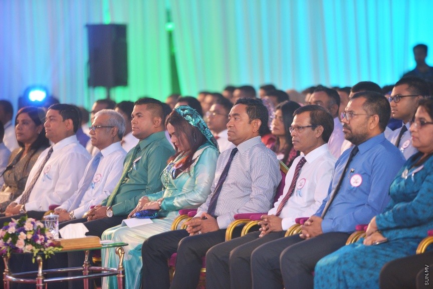 ނޮވެމްބަރ 26، 2017: ޒުވާނުންގެ ދުވަހާ ގުޅިގެން، ޒުވާނުންގެ އެވޯޑު ދިނުމަށް ދަރުބާރުގޭގައި ބޭއްވި ހަފްލާގެ ތެރެއިން -- ސަން ފޮޓޯ/ ފަޔާޒު މޫސާ