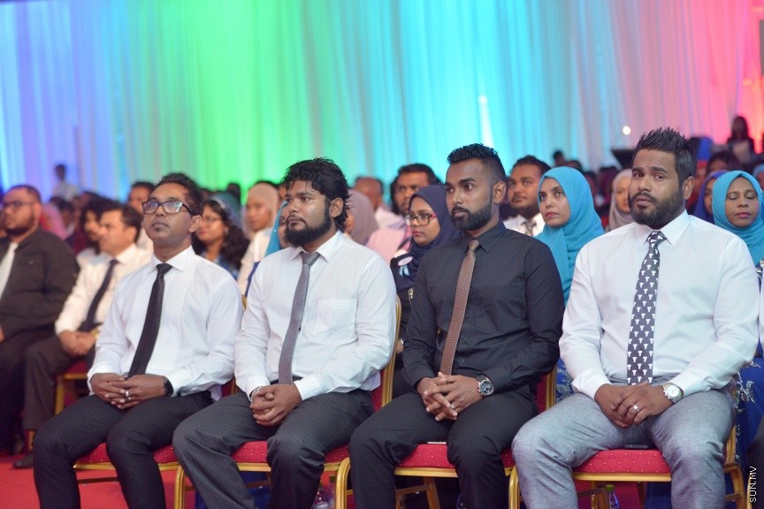 ނޮވެމްބަރ 26، 2017: ޒުވާނުންގެ ދުވަހާ ގުޅިގެން، ޒުވާނުންގެ އެވޯޑު ދިނުމަށް ދަރުބާރުގޭގައި ބޭއްވި ހަފްލާގެ ތެރެއިން -- ސަން ފޮޓޯ/ ފަޔާޒު މޫސާ