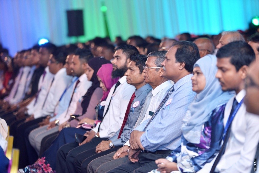 ނޮވެމްބަރ 26، 2017: ޒުވާނުންގެ ދުވަހާ ގުޅިގެން، ޒުވާނުންގެ އެވޯޑު ދިނުމަށް ދަރުބާރުގޭގައި ބޭއްވި ހަފްލާގެ ތެރެއިން -- ސަން ފޮޓޯ/ ފަޔާޒު މޫސާ