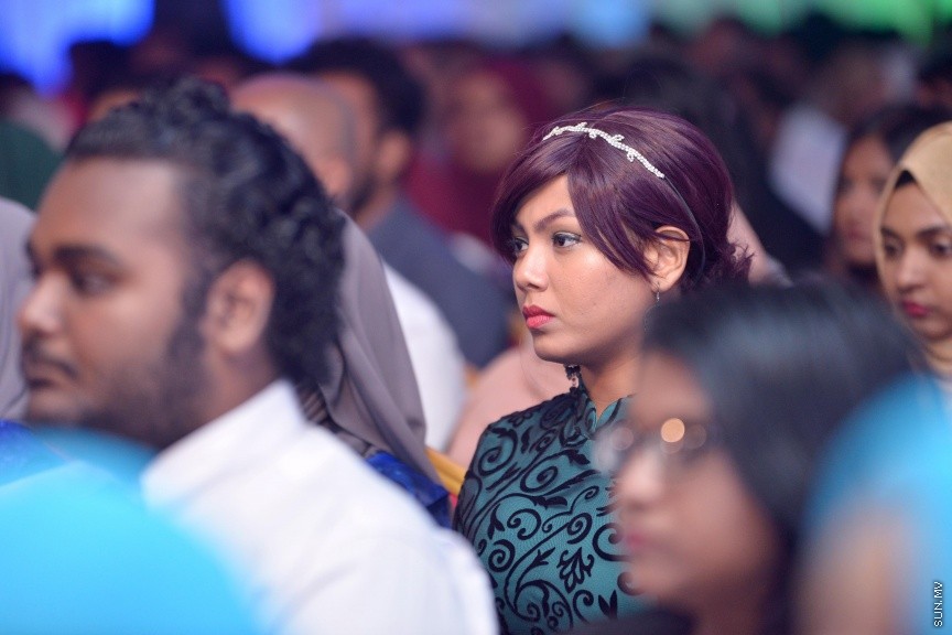 ނޮވެމްބަރ 26، 2017: ޒުވާނުންގެ ދުވަހާ ގުޅިގެން، ޒުވާނުންގެ އެވޯޑު ދިނުމަށް ދަރުބާރުގޭގައި ބޭއްވި ހަފްލާގެ ތެރެއިން -- ސަން ފޮޓޯ/ ފަޔާޒު މޫސާ