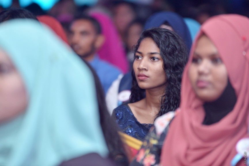 ނޮވެމްބަރ 26، 2017: ޒުވާނުންގެ ދުވަހާ ގުޅިގެން، ޒުވާނުންގެ އެވޯޑު ދިނުމަށް ދަރުބާރުގޭގައި ބޭއްވި ހަފްލާގެ ތެރެއިން -- ސަން ފޮޓޯ/ ފަޔާޒު މޫސާ