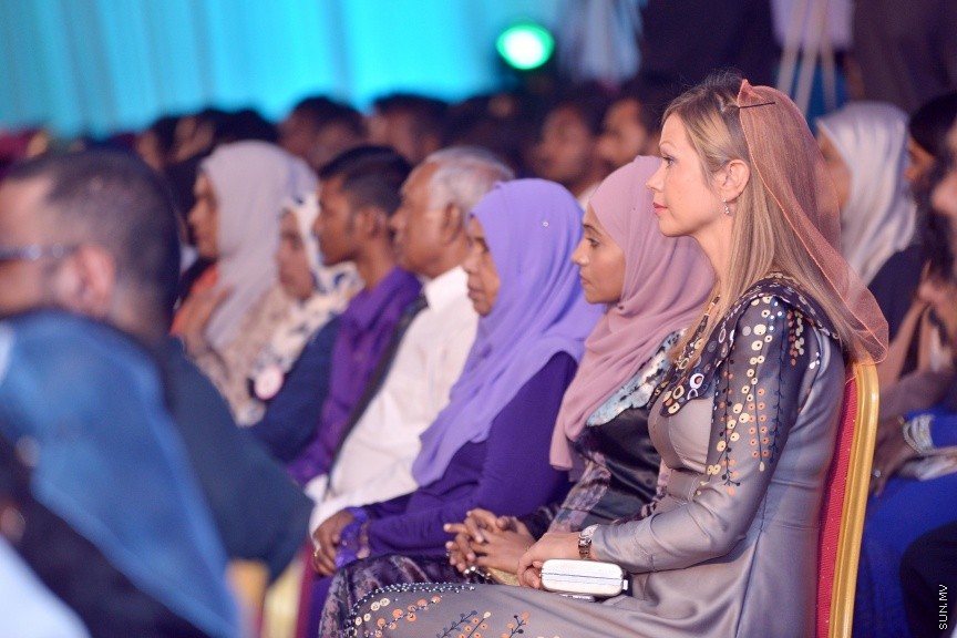 ނޮވެމްބަރ 26، 2017: ޒުވާނުންގެ ދުވަހާ ގުޅިގެން، ޒުވާނުންގެ އެވޯޑު ދިނުމަށް ދަރުބާރުގޭގައި ބޭއްވި ހަފްލާގެ ތެރެއިން -- ސަން ފޮޓޯ/ ފަޔާޒު މޫސާ