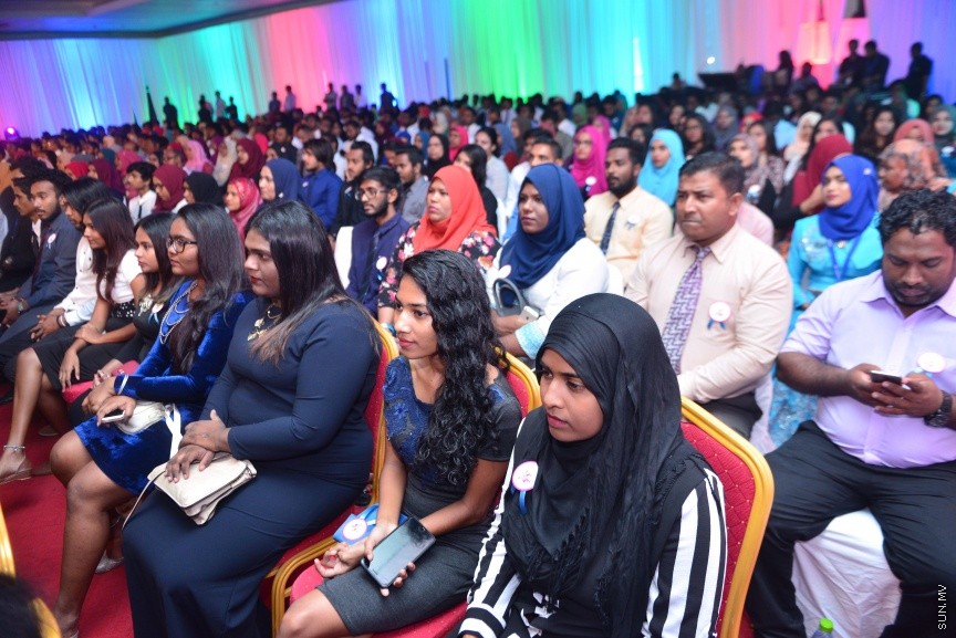 ނޮވެމްބަރ 26، 2017: ޒުވާނުންގެ ދުވަހާ ގުޅިގެން، ޒުވާނުންގެ އެވޯޑު ދިނުމަށް ދަރުބާރުގޭގައި ބޭއްވި ހަފްލާގެ ތެރެއިން -- ސަން ފޮޓޯ/ ފަޔާޒު މޫސާ
