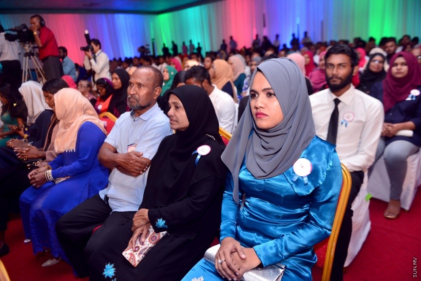 ނޮވެމްބަރ 26، 2017: ޒުވާނުންގެ ދުވަހާ ގުޅިގެން، ޒުވާނުންގެ އެވޯޑު ދިނުމަށް ދަރުބާރުގޭގައި ބޭއްވި ހަފްލާގެ ތެރެއިން -- ސަން ފޮޓޯ/ ފަޔާޒު މޫސާ