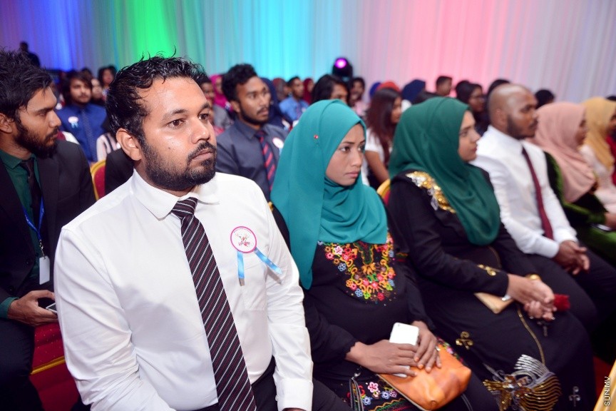 ނޮވެމްބަރ 26، 2017: ޒުވާނުންގެ ދުވަހާ ގުޅިގެން، ޒުވާނުންގެ އެވޯޑު ދިނުމަށް ދަރުބާރުގޭގައި ބޭއްވި ހަފްލާގެ ތެރެއިން -- ސަން ފޮޓޯ/ ފަޔާޒު މޫސާ