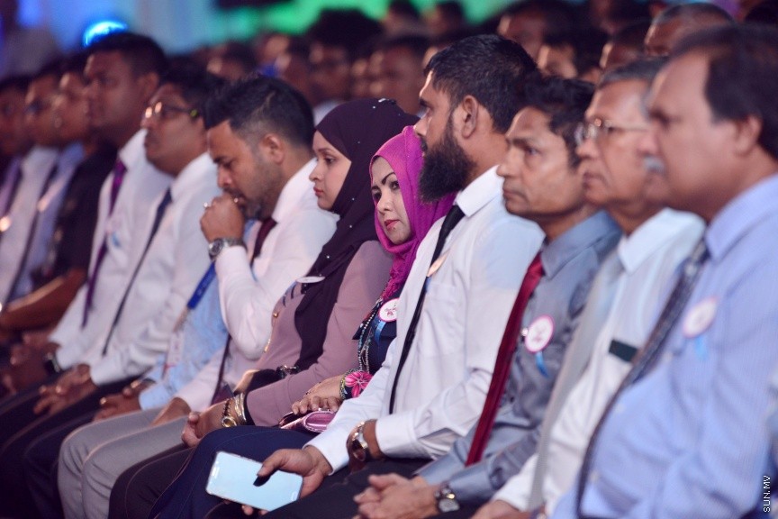 ނޮވެމްބަރ 26، 2017: ޒުވާނުންގެ ދުވަހާ ގުޅިގެން، ޒުވާނުންގެ އެވޯޑު ދިނުމަށް ދަރުބާރުގޭގައި ބޭއްވި ހަފްލާގެ ތެރެއިން -- ސަން ފޮޓޯ/ ފަޔާޒު މޫސާ