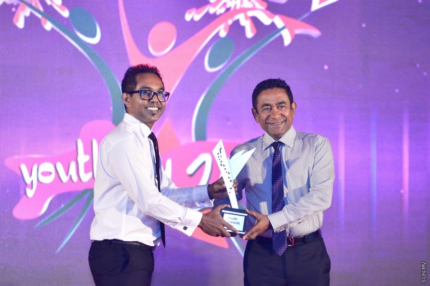 ނޮވެމްބަރ 26، 2017: ޒުވާނުންގެ ދުވަހާ ގުޅިގެން، ޒުވާނުންގެ އެވޯޑު ދިނުމަށް ދަރުބާރުގޭގައި ބޭއްވި ހަފްލާގެ ތެރެއިން -- ސަން ފޮޓޯ/ ފަޔާޒު މޫސާ