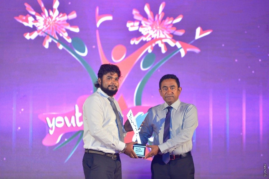 ނޮވެމްބަރ 26، 2017: ޒުވާނުންގެ ދުވަހާ ގުޅިގެން، ޒުވާނުންގެ އެވޯޑު ދިނުމަށް ދަރުބާރުގޭގައި ބޭއްވި ހަފްލާގެ ތެރެއިން -- ސަން ފޮޓޯ/ ފަޔާޒު މޫސާ