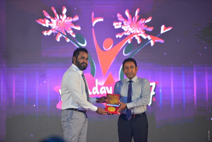 ނޮވެމްބަރ 26، 2017: ޒުވާނުންގެ ދުވަހާ ގުޅިގެން، ޒުވާނުންގެ އެވޯޑު ދިނުމަށް ދަރުބާރުގޭގައި ބޭއްވި ހަފްލާގެ ތެރެއިން -- ސަން ފޮޓޯ/ ފަޔާޒު މޫސާ