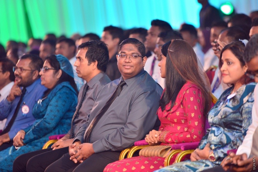 ނޮވެމްބަރ 26، 2017: ޒުވާނުންގެ ދުވަހާ ގުޅިގެން، ޒުވާނުންގެ އެވޯޑު ދިނުމަށް ދަރުބާރުގޭގައި ބޭއްވި ހަފްލާގެ ތެރެއިން -- ސަން ފޮޓޯ/ ފަޔާޒު މޫސާ
