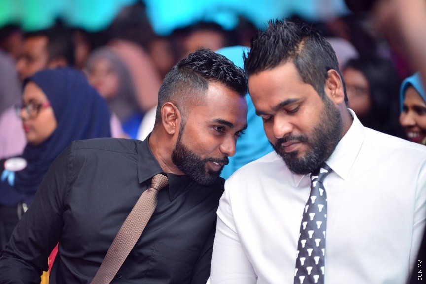 ނޮވެމްބަރ 26، 2017: ޒުވާނުންގެ ދުވަހާ ގުޅިގެން، ޒުވާނުންގެ އެވޯޑު ދިނުމަށް ދަރުބާރުގޭގައި ބޭއްވި ހަފްލާގެ ތެރެއިން -- ސަން ފޮޓޯ/ ފަޔާޒު މޫސާ