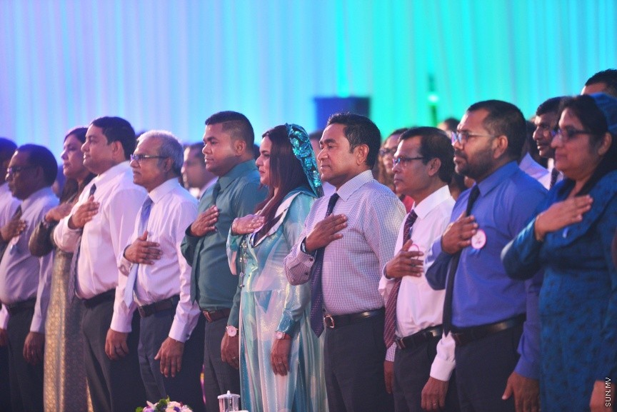 ނޮވެމްބަރ 26، 2017: ޒުވާނުންގެ ދުވަހާ ގުޅިގެން، ޒުވާނުންގެ އެވޯޑު ދިނުމަށް ދަރުބާރުގޭގައި ބޭއްވި ހަފްލާގެ ތެރެއިން -- ސަން ފޮޓޯ/ ފަޔާޒު މޫސާ