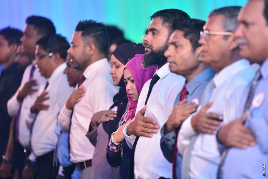 ނޮވެމްބަރ 26، 2017: ޒުވާނުންގެ ދުވަހާ ގުޅިގެން، ޒުވާނުންގެ އެވޯޑު ދިނުމަށް ދަރުބާރުގޭގައި ބޭއްވި ހަފްލާގެ ތެރެއިން -- ސަން ފޮޓޯ/ ފަޔާޒު މޫސާ
