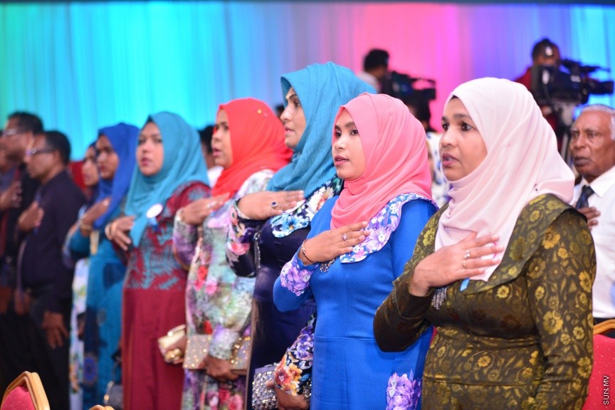 ނޮވެމްބަރ 26، 2017: ޒުވާނުންގެ ދުވަހާ ގުޅިގެން، ޒުވާނުންގެ އެވޯޑު ދިނުމަށް ދަރުބާރުގޭގައި ބޭއްވި ހަފްލާގެ ތެރެއިން -- ސަން ފޮޓޯ/ ފަޔާޒު މޫސާ