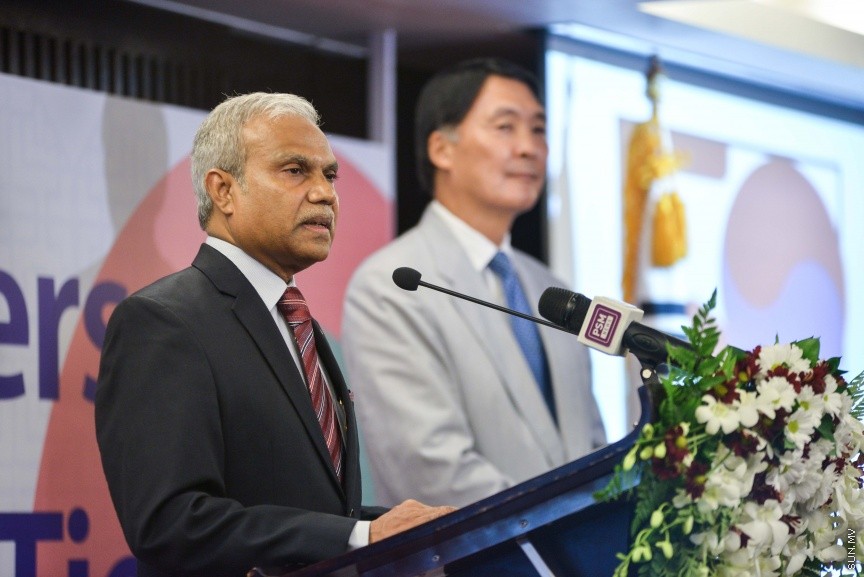 ނޮވެމްބަރ 27، 2017: ރާއްޖެ އާއި ދެކުނު ކޮރެއާއާ ޑިޕްލޮމެޓިކް ގުޅުން ގާއިމްކުރިތާ 50 އަހަރު ފުރުން ފާހަގަކުރުމުގެ ގޮތުން ހޮޓެލް ޖެންގައި ބޭއްވި ރަސްމިއްޔާތުގެ ތެރެއިން -- ސަން ފޮޓޯ/ ފަޔާޒު މޫސާ
