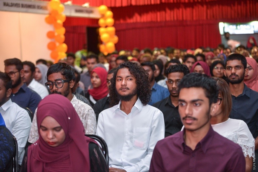 ނޮވެމްބަރ 28، 2017: މަތީ ތައުލީމާއި ތަމްރީން ހޯދަން ބޭނުންވާ ދަރިވަރުންނަށް އެ ފުރުޞަތު ފަހިކޮށްދިނުމަށް ސަރުކާރުން ކުރިއަށްގެންދާ ހާއްސަ ސްކީމްގެ ދަށުން ލޯނު ލިބުނު ކުދިންނާއި ލިޔުން ހަވާލު ކުރުމަށް ބޭއްވި ރަސްމިއްޔާތުގެ ތެރެއިން  -- ސަން ފޮޓޯ/ ފަޔާޒް މޫސާ