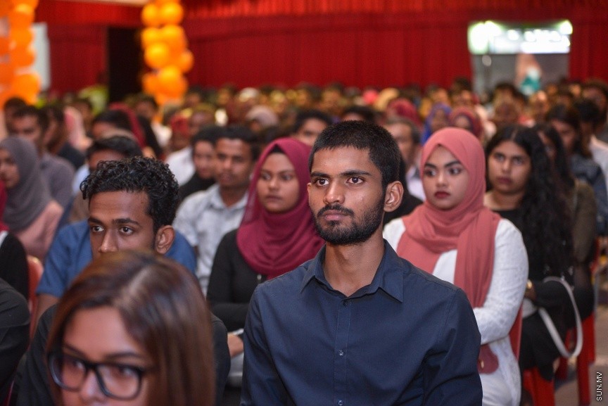 ނޮވެމްބަރ 28، 2017: މަތީ ތައުލީމާއި ތަމްރީން ހޯދަން ބޭނުންވާ ދަރިވަރުންނަށް އެ ފުރުޞަތު ފަހިކޮށްދިނުމަށް ސަރުކާރުން ކުރިއަށްގެންދާ ހާއްސަ ސްކީމްގެ ދަށުން ލޯނު ލިބުނު ކުދިންނާއި ލިޔުން ހަވާލު ކުރުމަށް ބޭއްވި ރަސްމިއްޔާތުގެ ތެރެއިން  -- ސަން ފޮޓޯ/ ފަޔާޒް މޫސާ