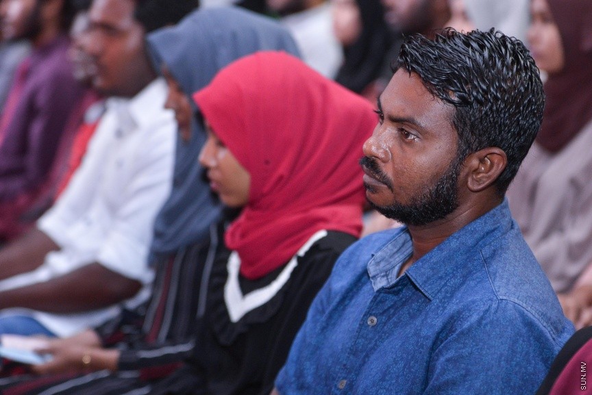 ނޮވެމްބަރ 28، 2017: މަތީ ތައުލީމާއި ތަމްރީން ހޯދަން ބޭނުންވާ ދަރިވަރުންނަށް އެ ފުރުޞަތު ފަހިކޮށްދިނުމަށް ސަރުކާރުން ކުރިއަށްގެންދާ ހާއްސަ ސްކީމްގެ ދަށުން ލޯނު ލިބުނު ކުދިންނާއި ލިޔުން ހަވާލު ކުރުމަށް ބޭއްވި ރަސްމިއްޔާތުގެ ތެރެއިން  -- ސަން ފޮޓޯ/ ފަޔާޒް މޫސާ