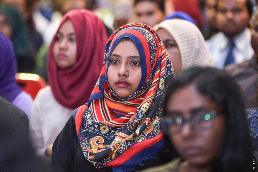 ނޮވެމްބަރ 28، 2017: މަތީ ތައުލީމާއި ތަމްރީން ހޯދަން ބޭނުންވާ ދަރިވަރުންނަށް އެ ފުރުޞަތު ފަހިކޮށްދިނުމަށް ސަރުކާރުން ކުރިއަށްގެންދާ ހާއްސަ ސްކީމްގެ ދަށުން ލޯނު ލިބުނު ކުދިންނާއި ލިޔުން ހަވާލު ކުރުމަށް ބޭއްވި ރަސްމިއްޔާތުގެ ތެރެއިން  -- ސަން ފޮޓޯ/ ފަޔާޒް މޫސާ