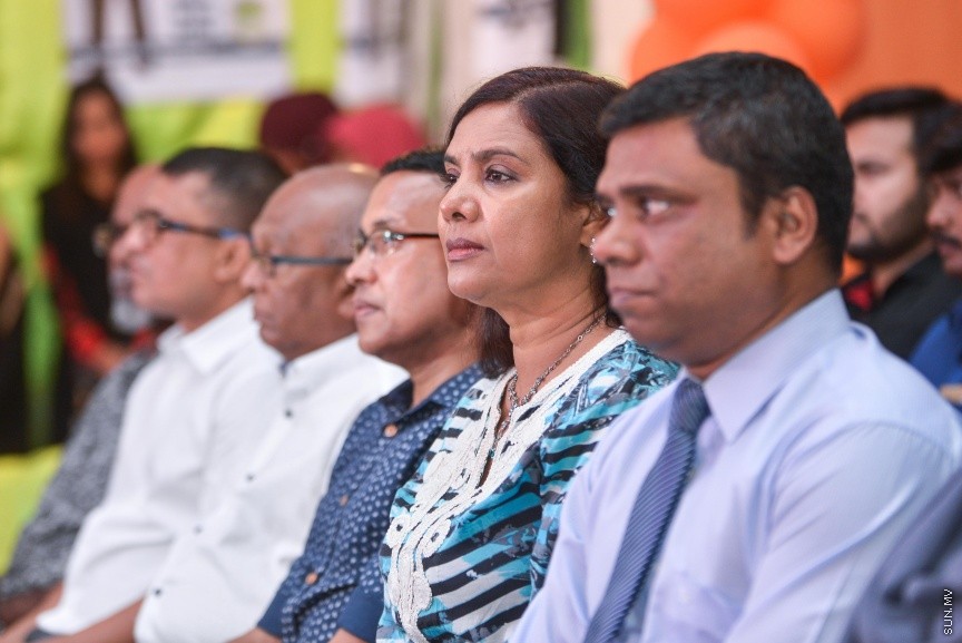 ނޮވެމްބަރ 28، 2017: މަތީ ތައުލީމާއި ތަމްރީން ހޯދަން ބޭނުންވާ ދަރިވަރުންނަށް އެ ފުރުޞަތު ފަހިކޮށްދިނުމަށް ސަރުކާރުން ކުރިއަށްގެންދާ ހާއްސަ ސްކީމްގެ ދަށުން ލޯނު ލިބުނު ކުދިންނާއި ލިޔުން ހަވާލު ކުރުމަށް ބޭއްވި ރަސްމިއްޔާތުގެ ތެރެއިން  -- ސަން ފޮޓޯ/ ފަޔާޒް މޫސާ