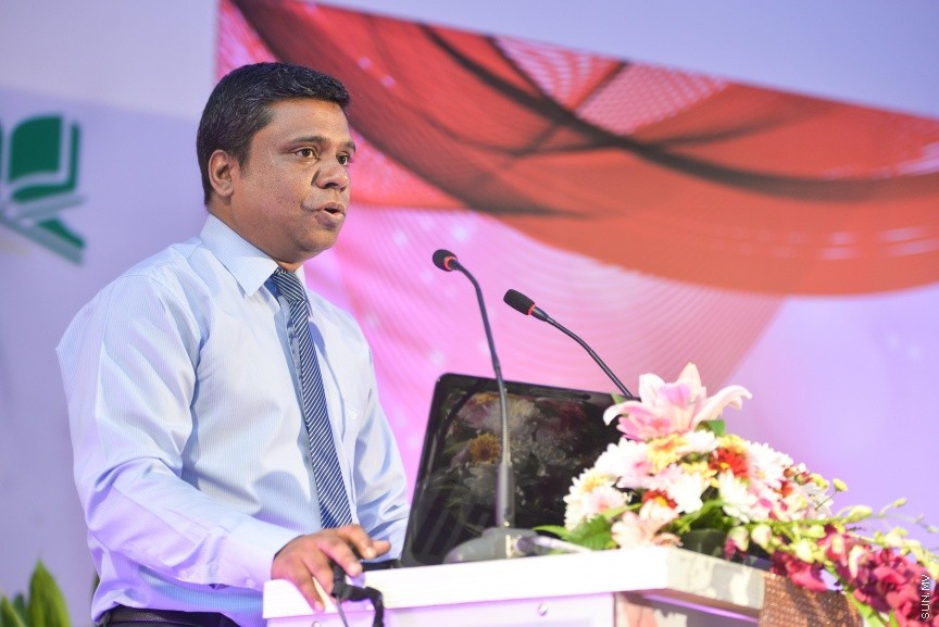 ނޮވެމްބަރ 28، 2017: މަތީ ތައުލީމާއި ތަމްރީން ހޯދަން ބޭނުންވާ ދަރިވަރުންނަށް އެ ފުރުޞަތު ފަހިކޮށްދިނުމަށް ސަރުކާރުން ކުރިއަށްގެންދާ ހާއްސަ ސްކީމްގެ ދަށުން ލޯނު ލިބުނު ކުދިންނާއި ލިޔުން ހަވާލު ކުރުމަށް ބޭއްވި ރަސްމިއްޔާތުގެ ތެރެއިން  -- ސަން ފޮޓޯ/ ފަޔާޒް މޫސާ