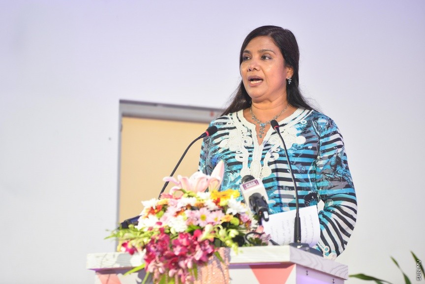 ނޮވެމްބަރ 28، 2017: މަތީ ތައުލީމާއި ތަމްރީން ހޯދަން ބޭނުންވާ ދަރިވަރުންނަށް އެ ފުރުޞަތު ފަހިކޮށްދިނުމަށް ސަރުކާރުން ކުރިއަށްގެންދާ ހާއްސަ ސްކީމްގެ ދަށުން ލޯނު ލިބުނު ކުދިންނާއި ލިޔުން ހަވާލު ކުރުމަށް ބޭއްވި ރަސްމިއްޔާތުގެ ތެރެއިން  -- ސަން ފޮޓޯ/ ފަޔާޒް މޫސާ