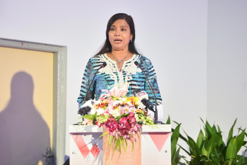 ނޮވެމްބަރ 28، 2017: މަތީ ތައުލީމާއި ތަމްރީން ހޯދަން ބޭނުންވާ ދަރިވަރުންނަށް އެ ފުރުޞަތު ފަހިކޮށްދިނުމަށް ސަރުކާރުން ކުރިއަށްގެންދާ ހާއްސަ ސްކީމްގެ ދަށުން ލޯނު ލިބުނު ކުދިންނާއި ލިޔުން ހަވާލު ކުރުމަށް ބޭއްވި ރަސްމިއްޔާތުގެ ތެރެއިން  -- ސަން ފޮޓޯ/ ފަޔާޒް މޫސާ